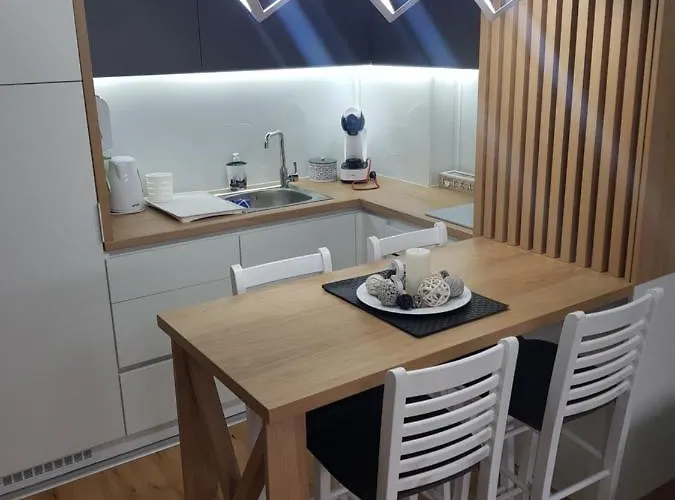 Lola Titova * 兹拉蒂博尔