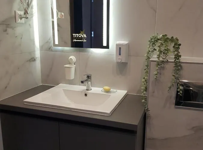 Lola Titova * 兹拉蒂博尔